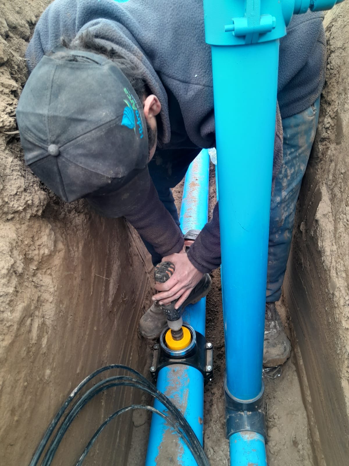 Técnico realizando una conexión en la instalación