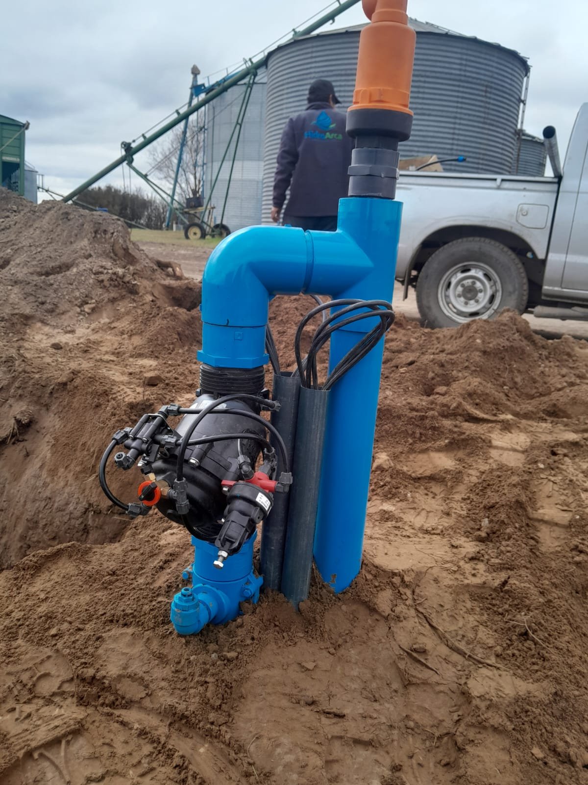Conjunto de bombeo y cañerías instalado en el campo